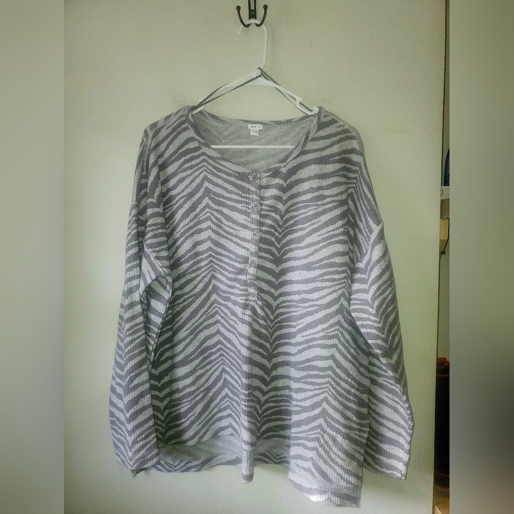 Aerie Gray and White Knit Sweater